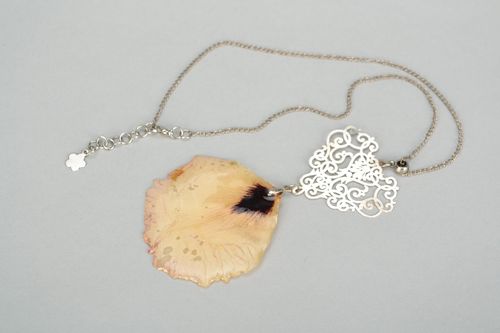 Vintage Schmuck Anhänger mit Blütenblatt - MADEheart.com