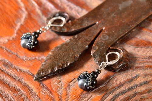 Brincos de contas compridos feitos à mão Ágata preta  - MADEheart.com