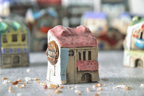 Figura de cerámica artesanal Casa - MADEheart.com