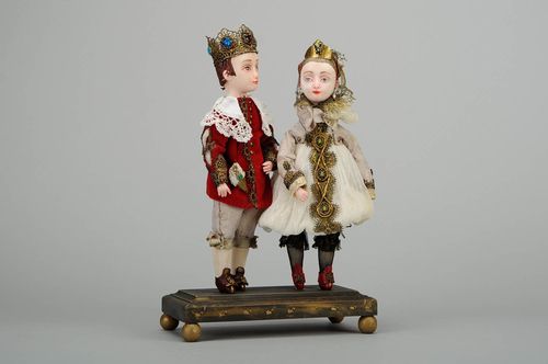 Künstlerpuppen Auf goldener Außentreppe - MADEheart.com