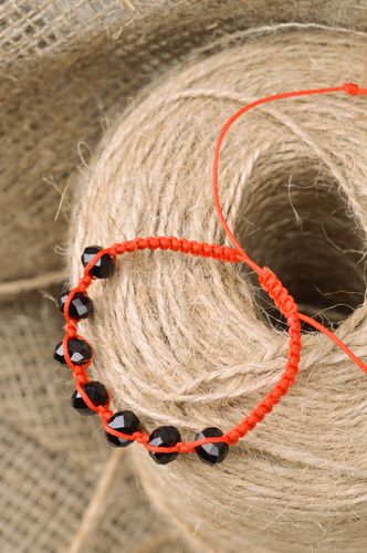 Тонкий плетеный браслет с бусинами оранжевый универсального размера хенд мэйд - MADEheart.com