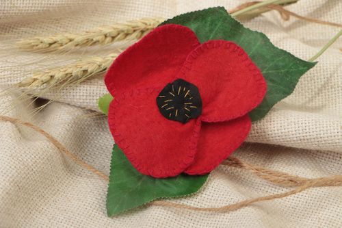 Broche para el pelo artesanal con flor de tela de fieltro con forma de amapola - MADEheart.com