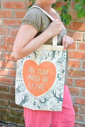 Bolso femenino de tela hecho a mano con estampado All you need is love - MADEheart.com