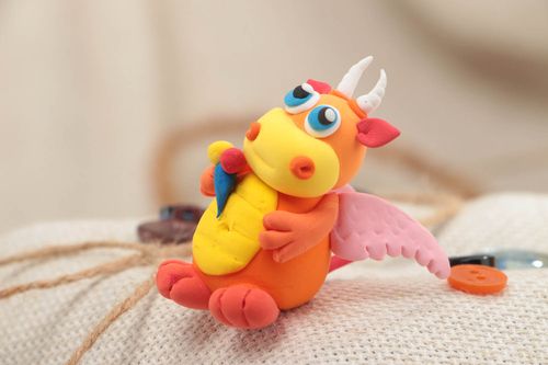 Figura de arcilla polimérica artesanal bonita Dragoncito - MADEheart.com