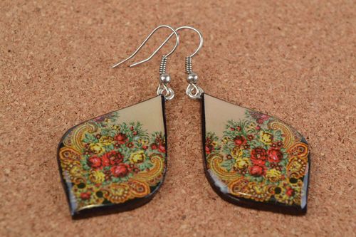 Bunte elegante handgemachte Ohrringe aus Polymerton mit Anhängern mit Blumen - MADEheart.com