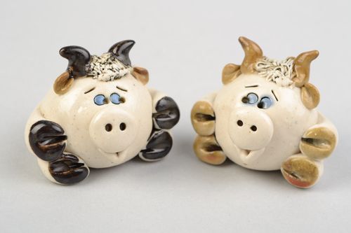 Conjunto de figuras cerámicas artesanales pintadas vacas 2 piezas - MADEheart.com
