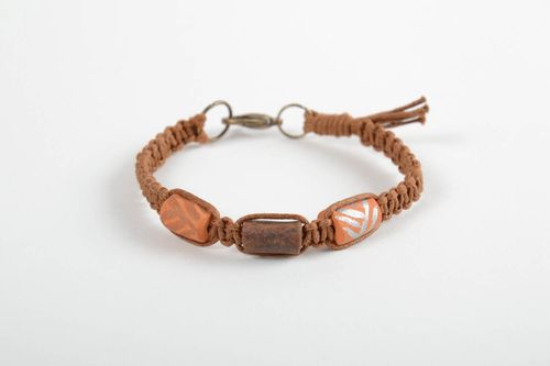 Тонкий коричневый браслет с бусинами из глины плетеный аксессуар ручной работы  - MADEheart.com