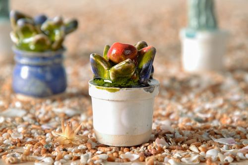 Estatueta de argila artesanal em forma da planta  - MADEheart.com