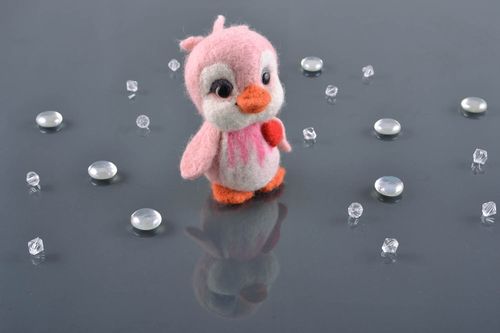 Jouet mou fait main en laine naturelle technique de feutrage à sec Pingouin - MADEheart.com