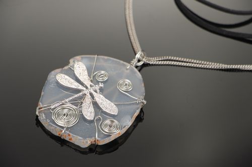 Colgante artesanal redondo con rebanada de ágata sobre cadena - MADEheart.com