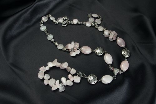 Necklet made of pink quartz - MADEheart.com