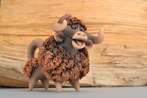 Statuetta toro in argilla fatta a mano figurina decorativa in ceramica  - MADEheart.com