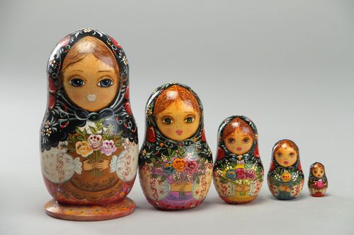 Muñeca de madera artesanal de cinco matrioshkas - MADEheart.com