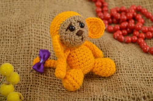 Jouet singe jaune Peluche faite main tricotée petite Cadeau pour enfant - MADEheart.com