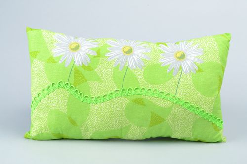 Handgemachtes grünes rechteckiges Kissen für Sofa aus Baumwolle Kamillen  - MADEheart.com