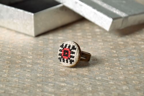Round seal ring with embroidery - MADEheart.com
