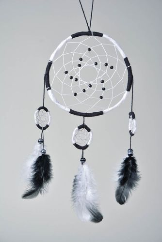 Capteur de rêve fait main Suspension décorative noir et blanc Décoration maison - MADEheart.com