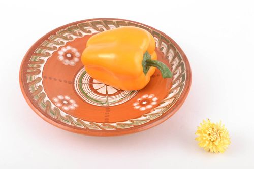 Flat ceramic plate with wave-shaped ornament - MADEheart.com