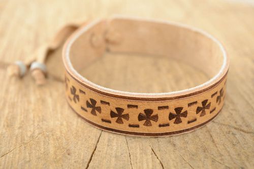 Bracelet en cuir naturel clair avec ornement fait main pour femmes et hommes - MADEheart.com