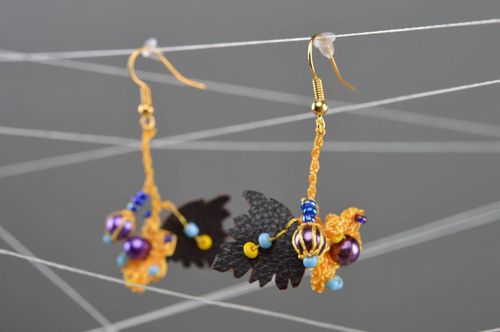 Orecchini di perline e cotone fatti a mano accessorio originale bello da donna - MADEheart.com