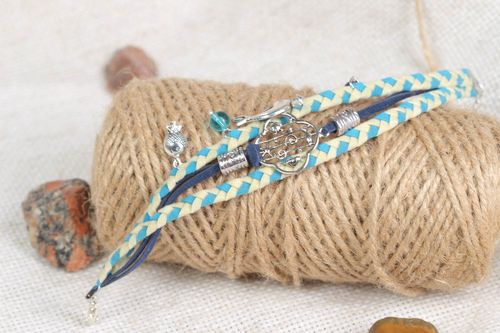 Dünnes mehrreihiges geflochtenes Lederarmband mit Anhängern in Blau für Damen - MADEheart.com