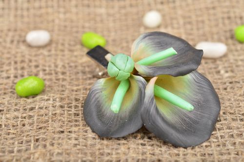 Petite pince à cheveux avec fleurs gris foncé en pâte polymère faite main - MADEheart.com