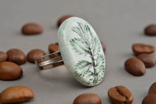 Origineller bemalter handmade Damen Ring aus Ton in Einheitsgröße Tannenbaum - MADEheart.com