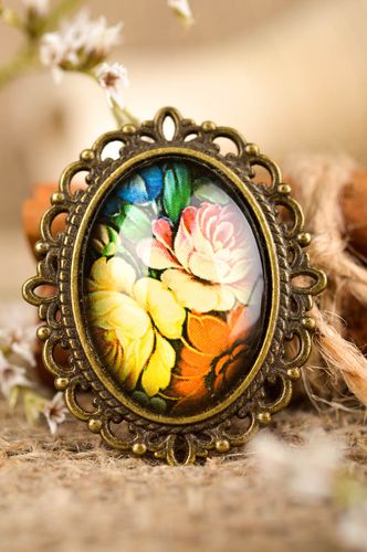 Broche cabochon faite main Accessoire femme ovale multicolore Cadeau femme - MADEheart.com