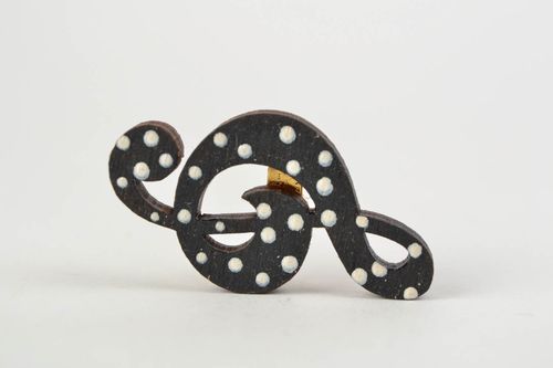 Handmade wooden brooch painted with acrylics in the shape of treble clef - MADEheart.com