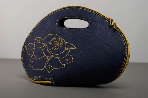Clutch hecho a mano de fieltro pintado con acrílicos - MADEheart.com