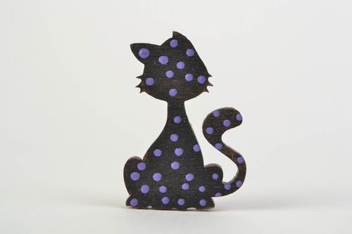 Broche en bois naturel en forme de chat faite main peinte de couleurs acryliques - MADEheart.com