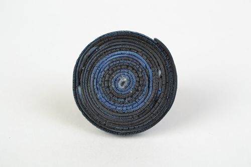Origineller blau schwarzer Ring aus Polymerton mit Kantenriss Handarbeit - MADEheart.com