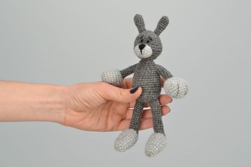 Gestricktes Spielzeug handmade Häschen aus Wolle - MADEheart.com