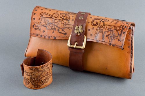 Handmade Accessoires für Frauen in Braun aus Leder Clutch Tasche Leder Armband - MADEheart.com