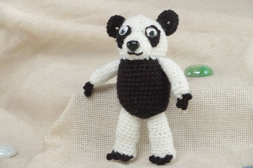 Petite peluche tricotée blanc-noir en forme de panda faite main originale - MADEheart.com