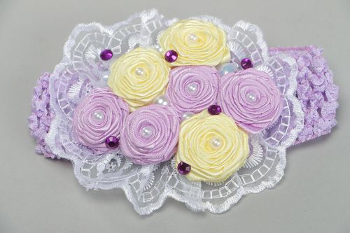 Stilvolles handmade Haarband mit Blumen aus Atlasbändern - MADEheart.com