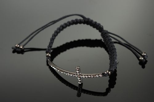 Schwarzes dünnes handgemachtes Armband aus Wachsschnur mit Metallkreuz und Strassstein für Frauen - MADEheart.com