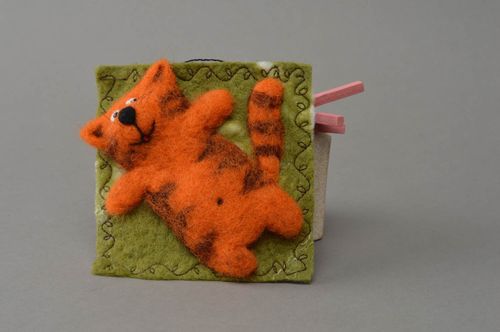 Imán de nevera de tela de lana artesanal elemento decorativo regalo original - MADEheart.com