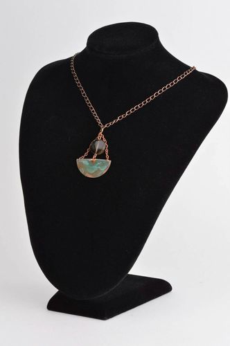 Colgante hecho a mano de cobre regalo original colgante femenino con cuenta - MADEheart.com
