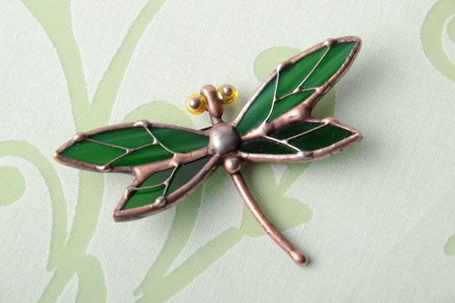 Broche en forme de cigale vert foncé - MADEheart.com