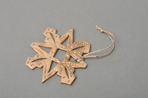 Handgemachter schöner origineller goldfarbener Deko Anhänger aus Porzellan  - MADEheart.com