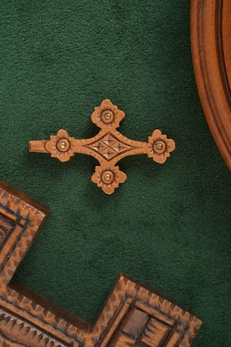 Pendentif croix fait main Bijou ethnique religieux en bois Accessoire femme - MADEheart.com
