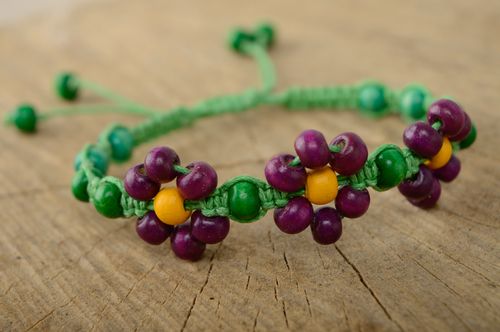 Unusual friendship bracelet made using macrame technique - MADEheart.com