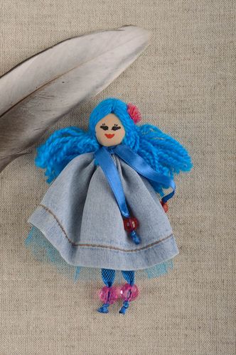 Broche poupée Bijou fantaisie fait main Accessoire femme en tulle jean et satin - MADEheart.com