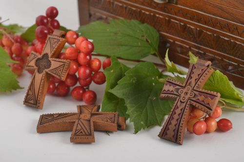 Croci di legno fatte a mano crocette intagliate originali in legno 3 pz - MADEheart.com