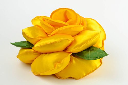 Coussin fleur jaune fait main Déco maison en tissus design Cadeau original - MADEheart.com