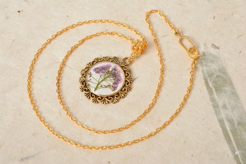 Pendentif en résine époxy fait main rond vintage fleurs naturelles pour femme - MADEheart.com