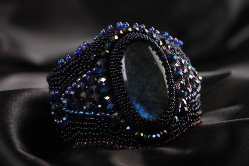 Large bracelet foncé brodé de perles de rocaille et pierres original fait main - MADEheart.com