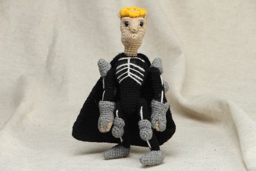 Peluche tricotée au crochet en forme de Kochtcheï - MADEheart.com