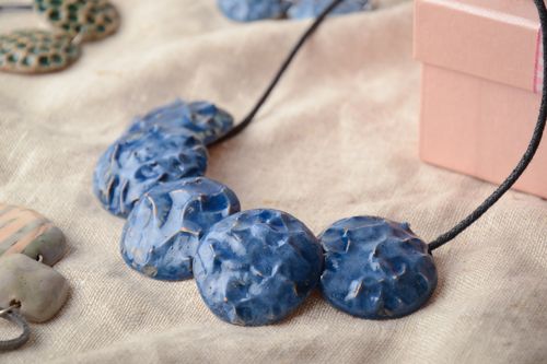 Colgante cerámico pintado con esmaltes Piedras del mar - MADEheart.com